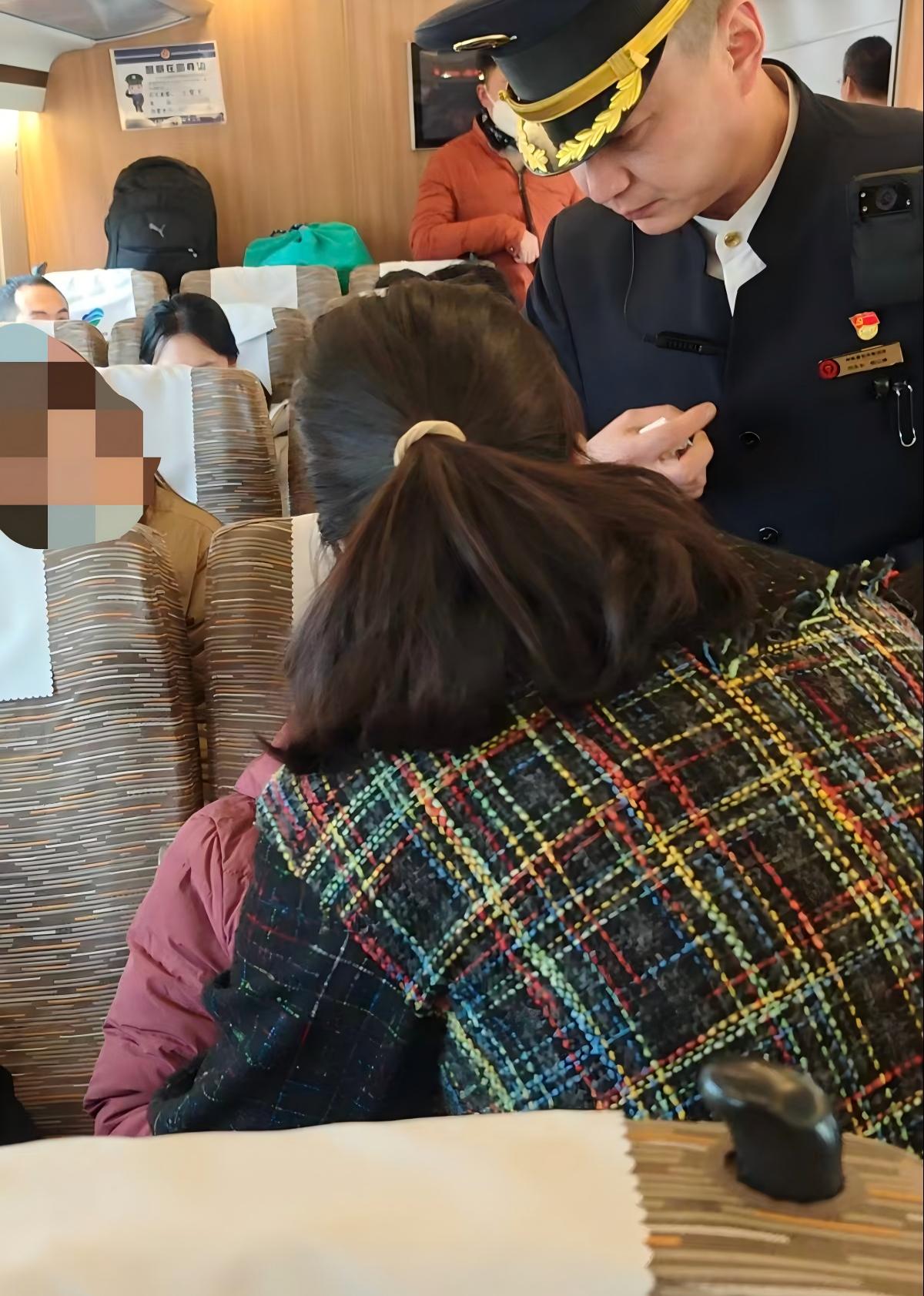 旅途有暖光 担当显初心——我司员工出差途中暖心救助患病乘客